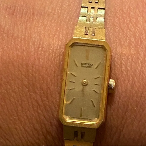 Seiko Quartz Goldtone Ladies Watch-Pre-owned, Working Condition s-l400.jpg main image 3